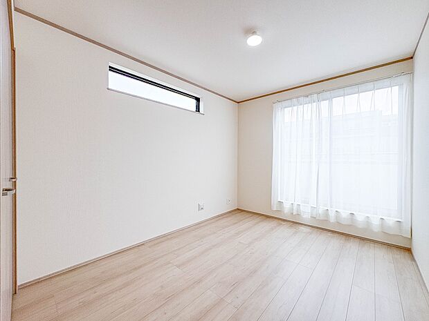 3号棟【洋室】柔らかな陽光とフローリングの色味が調和した快適な空間。