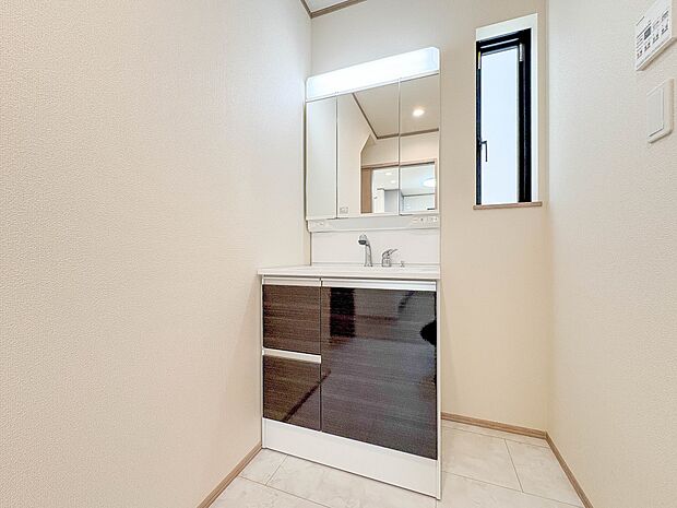 3号棟【洗面台】 十分な大きさの洗面台は、身だしなみチェックや歯磨きなど、朝の慌ただしい時間でもホテルライクなスペースで余裕とゆとりを感じて頂けます。