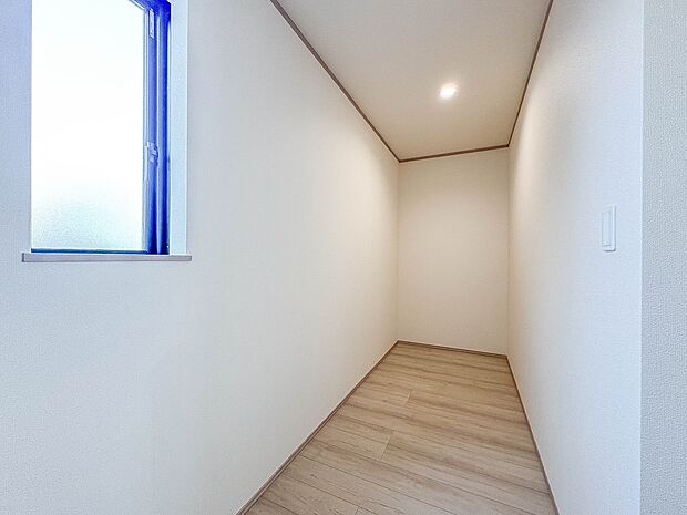 3号棟【パントリー（食料庫）】  常温保存できるパン、お米、調味料、缶詰など、日常的に使うものや未開封の食品の収納にぴったり。棚にものを並べて収納すれば、何が足りないのかひと目で確認できます…