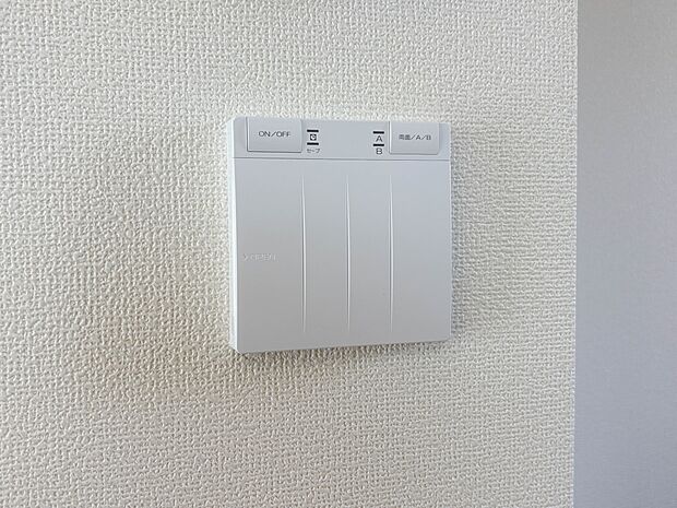 3号棟【床暖房】床下に発熱体を敷詰めることで、足元から部屋全体までぽかぽか暖まります。エアコンやファンヒーターより乾燥しにくく、ほこりが舞い上がらないメリットも。喉にやさしく、快適な冬を過ご…