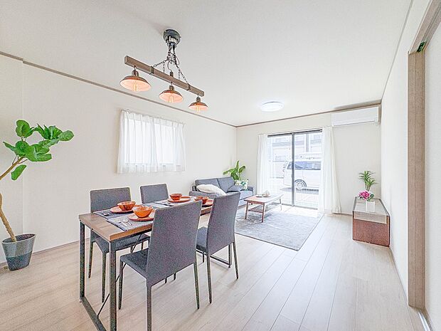 3号棟【床暖房つきLDK19.5帖+大型パントリー】リビングにいるお子様と会話をしながら家事ができるカウンターキッチン。いま手があいているか、忙しそうなのか相手の様子を伺いながらコミュニケー…