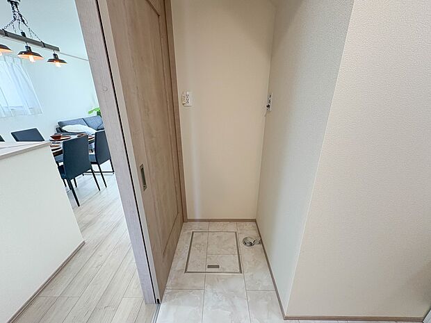 3号棟【ランドリースペース】毎日使う洗濯機。しっかりと奥行きのある置き場が確保されています。