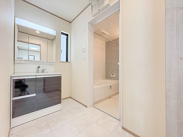 【脱衣所】洗面所は小さなプライベートスペース。歯磨き、洗顔と毎日施す個人空間。