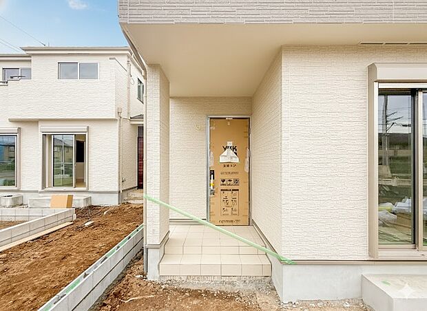 H号棟【玄関】玄関はおうちの顔と言われます。玄関アプローチは、外観デザインの印象を左右します。ご家族の個性を出しながら、素敵な玄関でお客様をお迎えしてください。