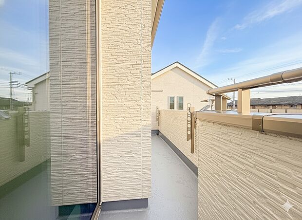 F号棟【バルコニー】  バルコニーから差し込む陽光・通風は、住環境・快適性と共に有り続ける貴重な「財産」です。