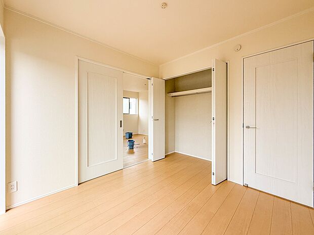 F号棟【洋室4.5帖】充実した生活は伸びやかな居室空間から始まります。快適に・伸びやかに。心の潤いを求める方々へ。