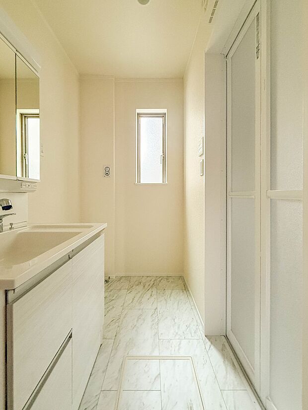 F号棟【脱衣所】洗面所は小さなプライベートスペース。歯磨き、洗顔と毎日施す個人空間。