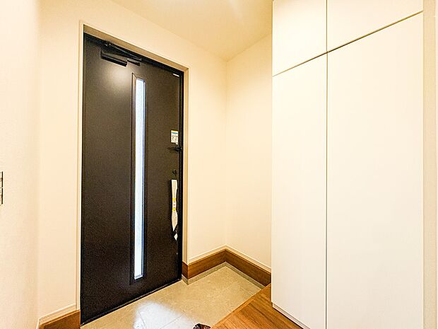 1号棟【玄関】上質感漂うアプローチ。居住者の帰り、訪れる方を優しく迎える。