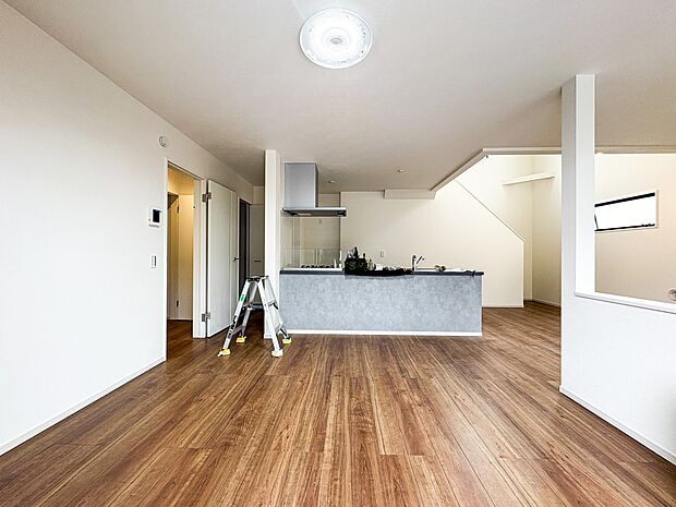 1号棟【LDK23帖超】うららかな陽射しがどのお部屋にも降り注ぎますように、快適さを追求した間取設計。得難い立地環境での生活を恵みの豊かな永住の地へと変えてくれます。