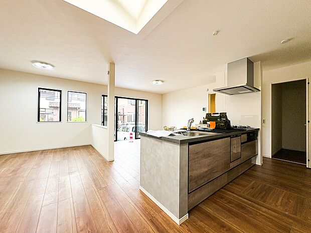 1号棟【キッチン】ナチュラルな自然光の中での調理。会話が弾む対面型キッチン。お洒落な食器類を余裕で収納できるスペース。動きやすい女性目線のキッチン動線。これからはお料理をつくる時間が劇的に変…