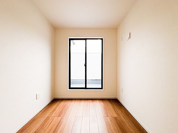 1号棟【洋室】お子様のお部屋にぴったりなクロークを備えたフローリング仕様の洋室です。