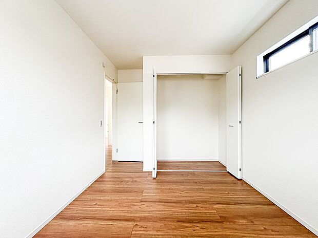 1号棟【収納】壁面クローゼットのメリットは、衣類が横一列に並ぶためひと目で洋服が選びやすいこと。衣類をたくさんお持ちの方も、限られたスペース内に無理なく収納することができます。