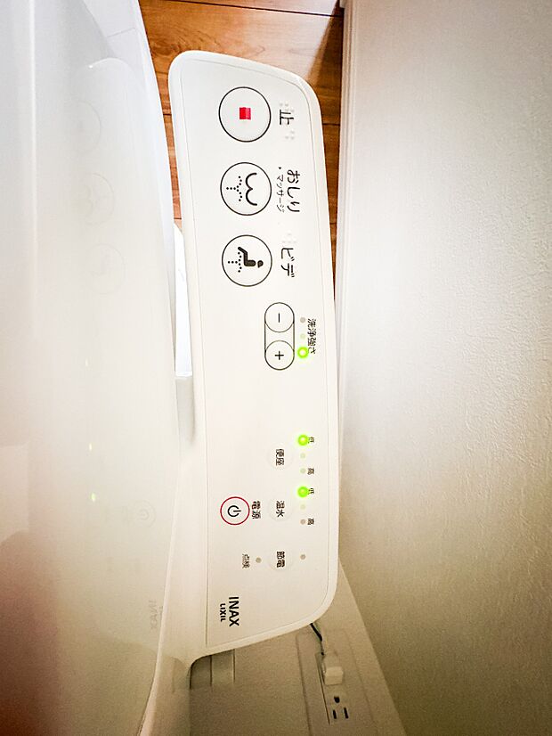 トイレ・ウォシュレット付。快適で衛生的な洗浄機能付温水シャワートイレです。