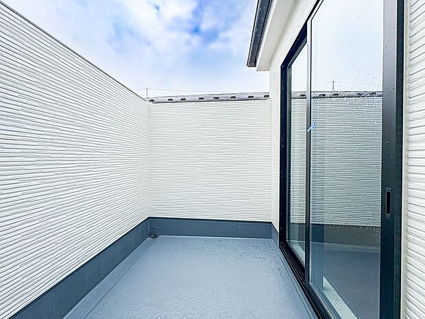 1号棟【バルコニー】  バルコニーから差し込む陽光・通風は、住環境・快適性と共に有り続ける貴重な「財産」です。