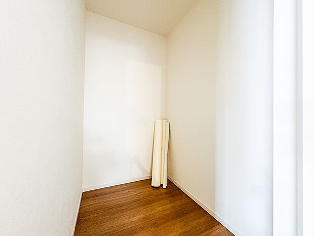 【パントリー(食料庫)】 常温保存できるパン、お米、調味料、缶詰など、日常的に使うものや未開封の食品の収納にぴったり。棚にものを並べて収納すれば、何が足りないのかひと目で確認できます。