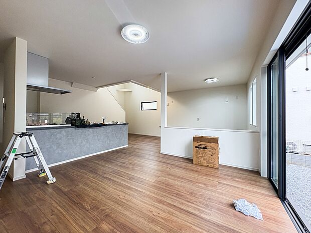 1号棟【LDK23帖超】通風・採光に優れ、心地よい光と風が溢れています。贅沢で豊かな居住性とプライドを満たすクオリティが見事に調和した住空間。こちらの写真はＣＧで家具を設置しております。