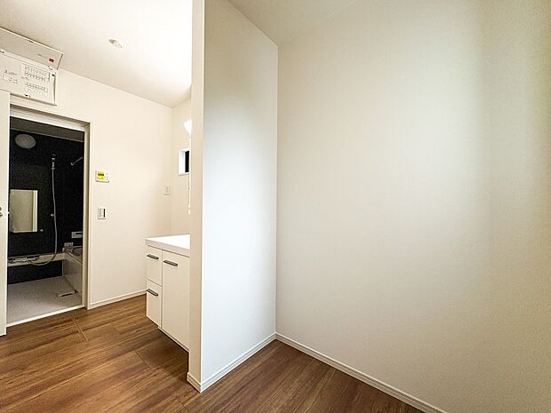 1号棟【脱衣所】脱衣所です。サニタリー収納付き。タオルや下着類等の保管場所として。