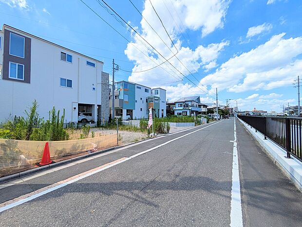 【前面道路】車の通行が少ないので、静かな住環境を維持することができます。