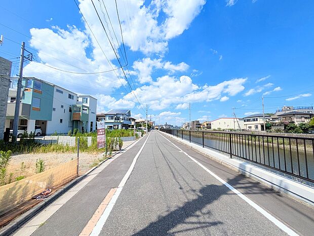 家の前は美しい通りになっていますが、クルマが比較的少なく。家のまわりで遊ぶお子さまも大丈夫です。