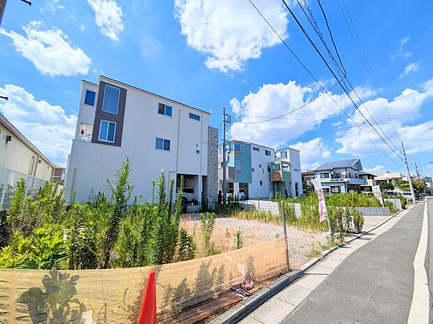 毎日の生活にマイカーが必須という方は、購入を検討する際、駐車場があることは大事な条件です。毎日の通勤や家族の送迎、買い物やお出かけなどクルマのある暮らしを満喫したい方は要チェック！