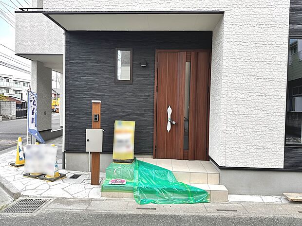 【A号棟 玄関】家の顔となる玄関は、高いデザイン性が求められます。高級感と断熱性、防犯性に優れた玄関ドアを標準装備。ピッキング対策のセキュリティサムターン等、防犯に考慮しました。