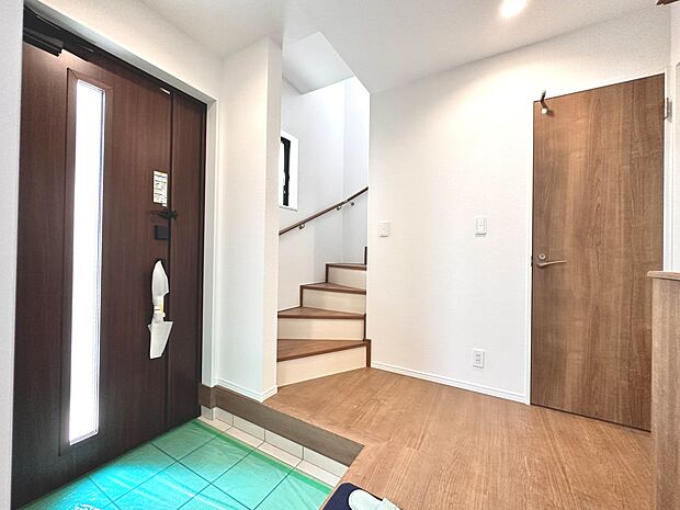 【A号棟 玄関】スタイリッシュかつ品のある玄関。晴れの日も、雨の日も、風の日も、ご家族やお客さまを安心して迎えます。