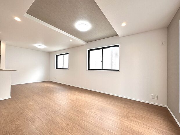 【A号棟　リビング　LDK19帖】  整然とした空間演出、快適な理想の暮らしの実現は家のみの拘りではなく、そこで暮らす方々にとって素敵な環境であることも挙げられると思います。四季折々の変化が…