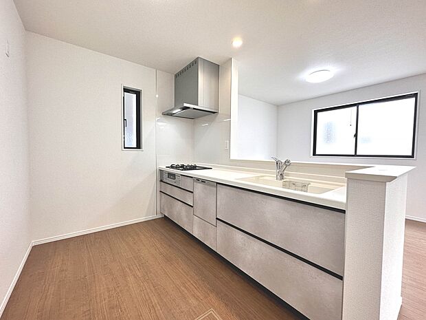 【A号棟　キッチン　LDK19帖】ナチュラルな自然光の中での調理。会話が弾む対面型キッチン。お洒落な食器類を余裕で収納できるスペース。動きやすい女性目線のキッチン動線。これからはお料理をつく…