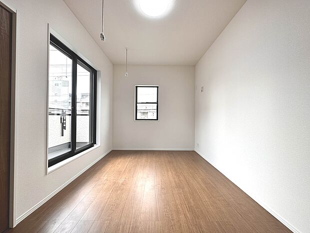 【A号棟　寝室　7.5帖】シンプルな内装はおしゃれのポイントです。シンプルは華美より飽きがこないからです。色や模様でおしゃれ感をだす。それがシンプルイズビューティーです。