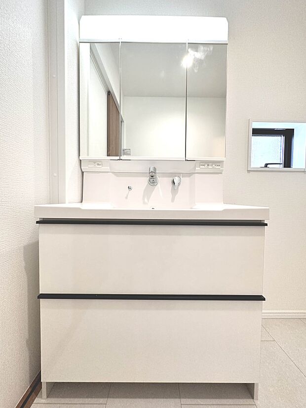 【A号棟 洗面台】 十分な大きさの洗面台は、身だしなみチェックや歯磨きなど、朝の慌ただしい時間でもホテルライクなスペースで余裕とゆとりを感じて頂けます。