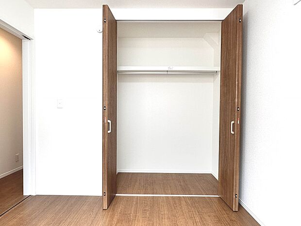 【A号棟　収納】各部屋を最大限に広く使って頂ける様、全居住スペースに収納付。プライベートルームはゆったりと快適に。
