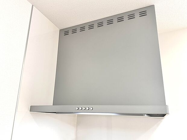 【レンジフード】調理の際に発生する汚れた空気(二酸化炭素、油煙、水蒸気、ニオイなど)を、ダクトを通して屋外に排出しています。