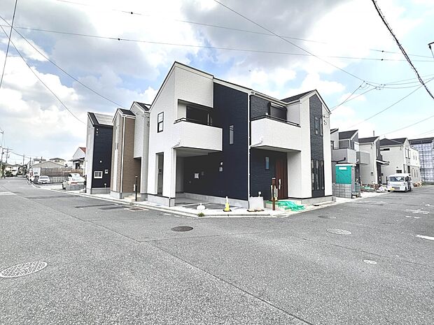 【A号棟　前面道路】車の通行が少ないので、静かな住環境を維持することができます。