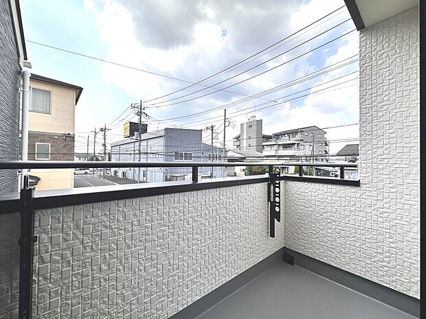 【A号棟 バルコニー】朝の澄んだ空気や、夕方に吹く清々しい風を五感で感じられるバルコニー。屋外にあって、住まいの中でも本当の自然を感じられるスペースです。