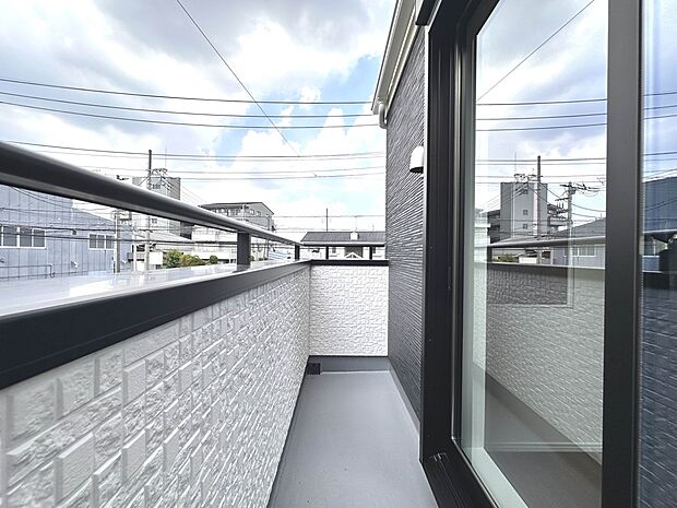 【A号棟　バルコニー】澄み切った青空と、心地良い風を感じるバルコニー。