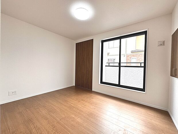 【A号棟 洋室 6帖】充実した生活は伸びやかな居室空間から始まります。快適に・伸びやかに。心の潤いを求める方々へ。