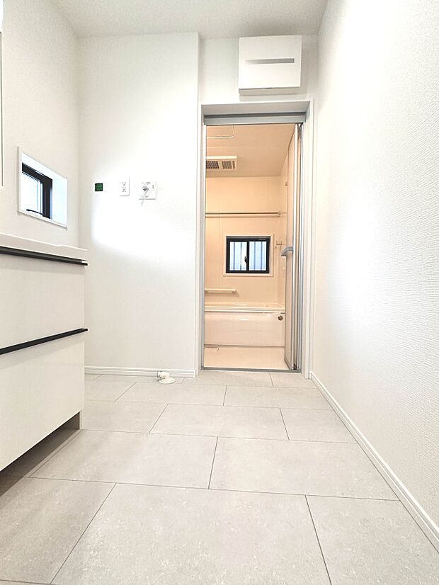 【A号棟 脱衣所】洗面所は小さなプライベートスペース。歯磨き、洗顔と毎日施す個人空間。