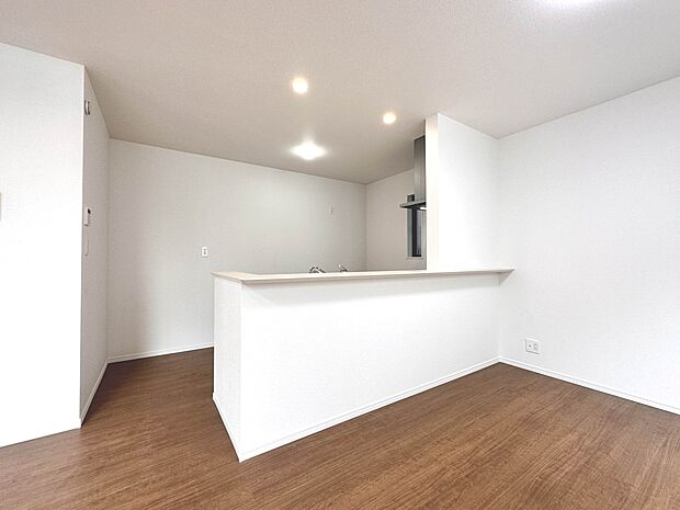 【A号棟 ダイニング LDK19帖】忙しい朝でも家族揃って食事をしたいゆとりあるダイニングスペース。