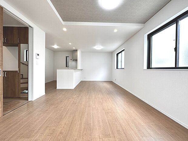 【A号棟 リビングダイニング LDK19帖】シンプルなデザインの家は風情がある。住む人のこだわりを感じる。外観も内装もいたってシンプル。居心地がよく、家事や趣味、子育てなどにも集中できる。家…