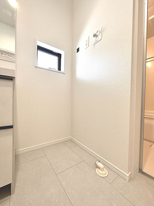 【A号棟 ランドリースペース】毎日使う洗濯機。しっかりと奥行きのある置き場が確保されています。