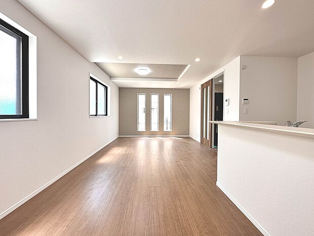 【A号棟 ダイニングキッチン LDK19帖】会話でホッとコミュニケーションできるリビング。料理でホッとハピネスになるキッチンなど。人をホッとさせる最新設備・仕様を採用しています。