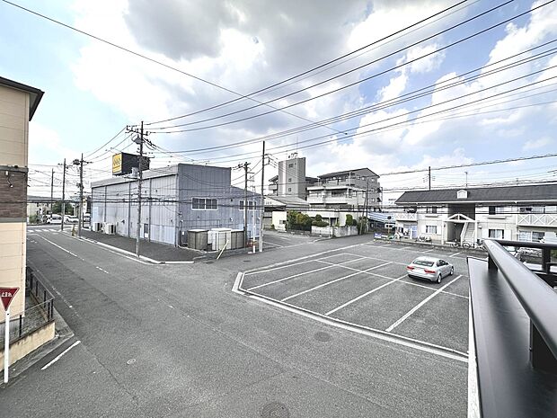 【A号棟 眺望】気持ちの良い景色。住まいから、眺望の良い場所に住めるって嬉しいですね。開放感を感じながら、余裕のある暮らしをご体感下さい。