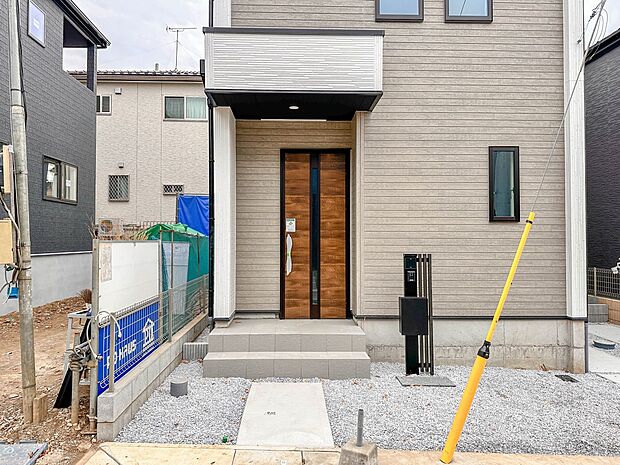 【玄関】家の顔となる玄関は、高いデザイン性が求められます。高級感と断熱性、防犯性に優れた玄関ドアを標準装備。ピッキング対策のセキュリティサムターン等、防犯に考慮しました。