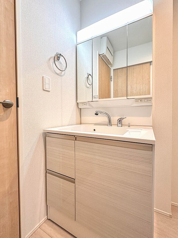 【洗面台】 十分な大きさの洗面台は、身だしなみチェックや歯磨きなど、朝の慌ただしい時間でもホテルライクなスペースで余裕とゆとりを感じて頂けます。