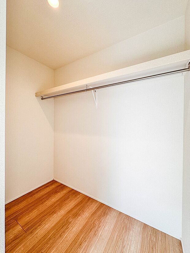 【WIC】広いウォークインクローゼットは主寝室にはかかせないスペース。