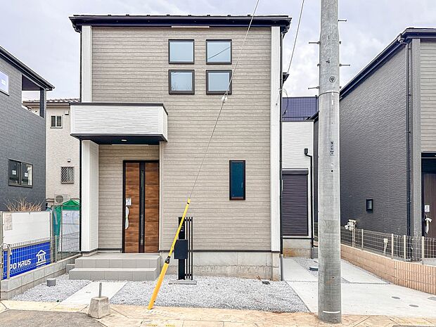 【外観】堂々たる趣ながら、主張し過ぎずどこか余裕を感じさせるシャープなフォルムで佇む邸宅は、晴天の空と照らし合わせる事で、本来あるべき完成形の姿を見せてくれます。