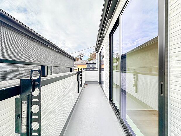 【バルコニー】  バルコニーから差し込む陽光・通風は、住環境・快適性と共に有り続ける貴重な「財産」です。