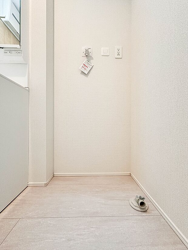 【ランドリースペース】毎日使う洗濯機。しっかりと奥行きのある置き場が確保されています。