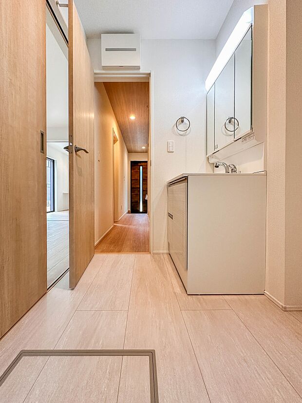 【脱衣所】洗面所は小さなプライベートスペース。歯磨き、洗顔と毎日施す個人空間。