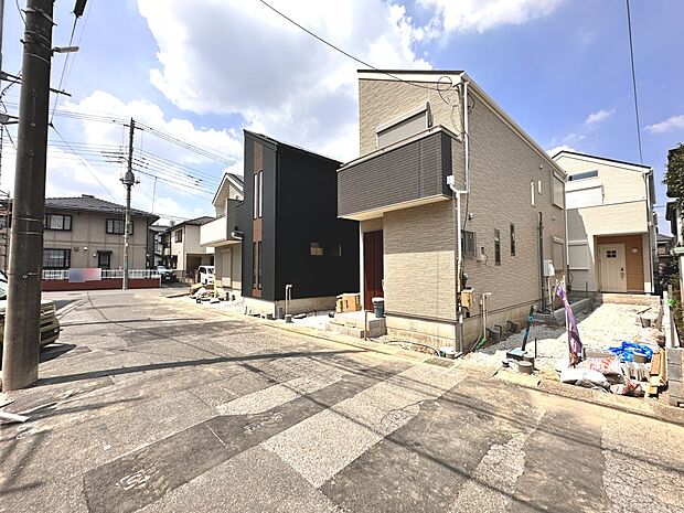 【前面道路 L号棟】車の通行が少ないので、静かな住環境を維持することができます。